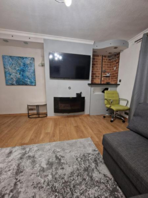 APARTMENT CLOSE TO BIRMINGHAM WITH FREE PARKING AND FREE WiFi